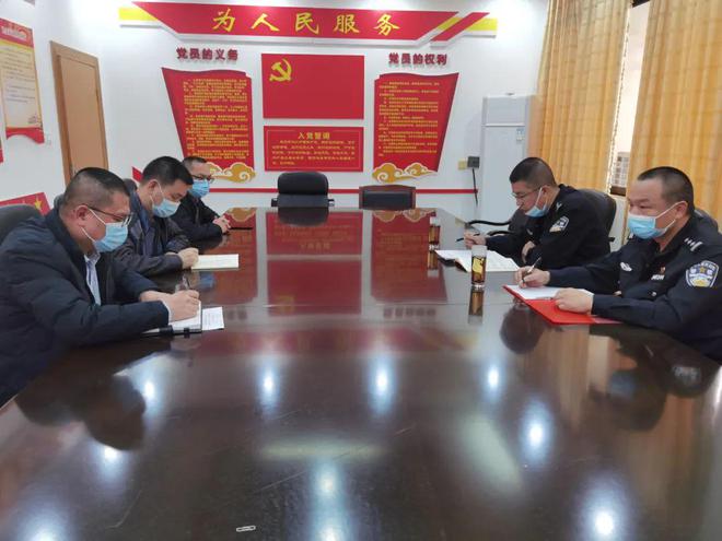 賀州交警創(chuàng)新宣傳形式，交通安全進社區(qū)進企業(yè)顯實效